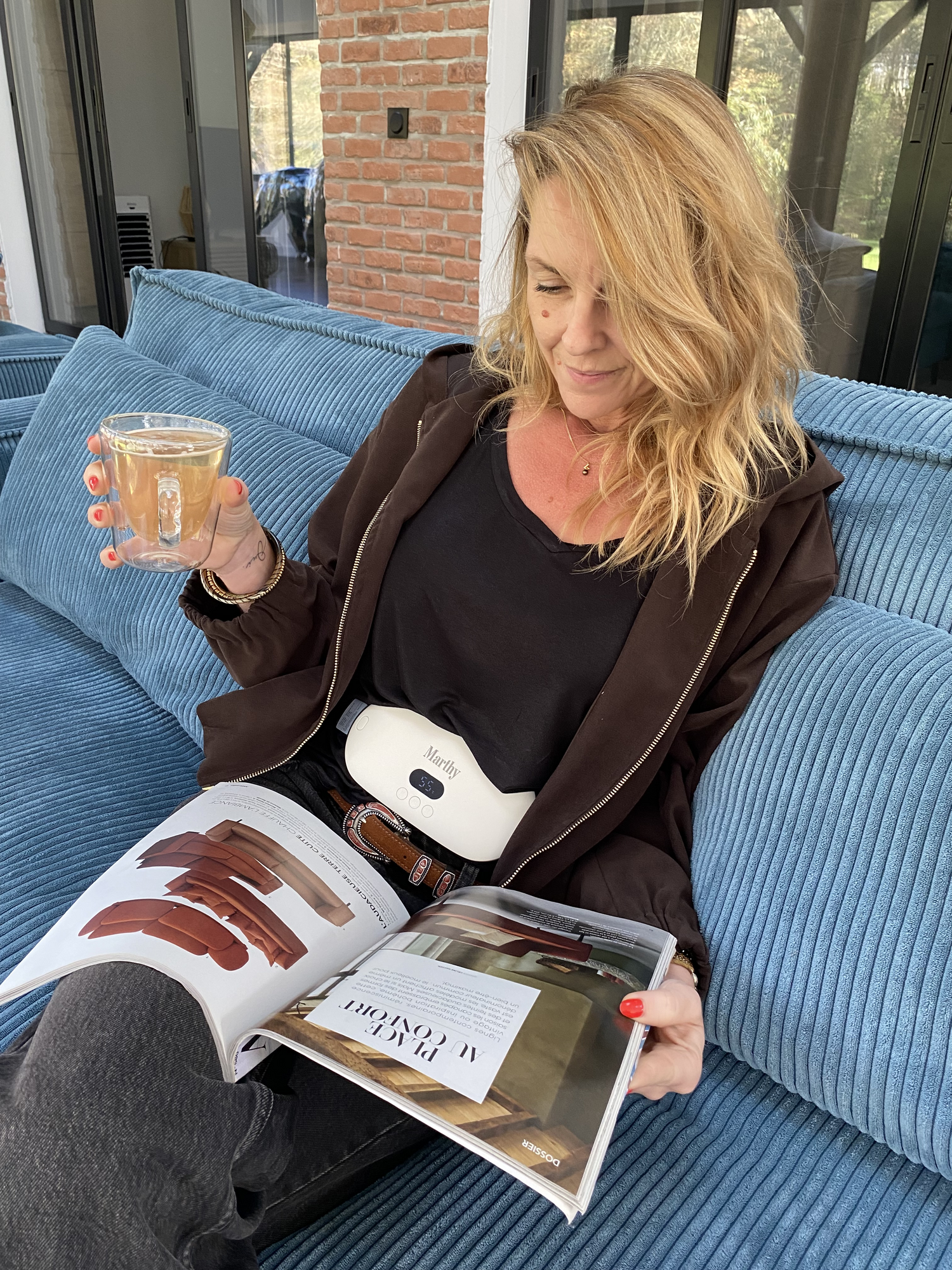 Moment de détente avec une ceinture chauffante et massante et une tisane 